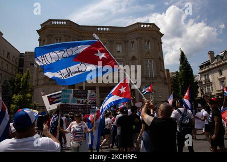 Tausende Demonstranten, die sich gegen die kubanische Regierung stellen, versammeln sich nach einem marsch aus dem Weißen Haus am 26. Juli 2021 vor der kubanischen Botschaft in Washington, D.C. (Foto: Bryan Olin Dozier/NurPhoto) Stockfoto