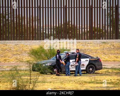 Agenten der Grenzpolizei fanden am 26. Juli 2021 in Juarez, Mexiko, die Leiche eines Mannes, der starb, als er versuchte, die Grenze zwischen Mexiko und den Vereinigten Staaten zu überqueren. (Foto von David Peinado/NurPhoto) Stockfoto