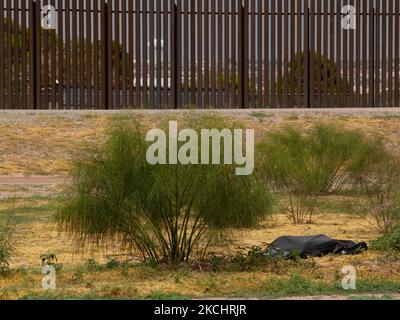 Agenten der Grenzpolizei fanden am 26. Juli 2021 in Juarez, Mexiko, die Leiche eines Mannes, der starb, als er versuchte, die Grenze zwischen Mexiko und den Vereinigten Staaten zu überqueren. (Foto von David Peinado/NurPhoto) Stockfoto