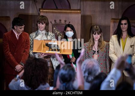 Mayor's Rome, Virginia Raggi (C) und Mitglieder der Band Maneskin, Victoria De Angelis, Damiano David, Ethan Torchio und Thomas Raggi treffen am 27. Juli 2021 in Rom, Italien, im Rathaus von Rom ein, wo die mit dem Eurovision Song Contest 2021 ausgezeichnete Band die Lupa Capitolina (Kapitolinische Wölfin) erhielt. (Foto von Andrea Ronchini/NurPhoto) Stockfoto