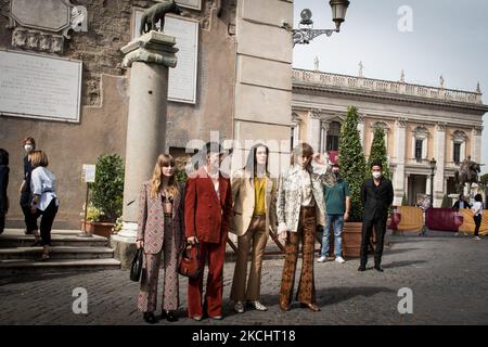 Mitglieder der Band Maneskin, Victoria De Angelis, Damiano David, Ethan Torchio und Thomas Raggi kommen im römischen Rathaus Campidoglio an, wo die mit dem Eurovision Song Contest 2021 ausgezeichnete Band am 27. Juli 2021 in Rom, Italien, die Lupa Capitolina (Kapitolinische Wölfin) erhielt. (Foto von Andrea Ronchini/NurPhoto) Stockfoto