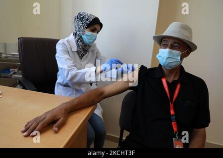 Am 27. Juli 2021 verabreicht ein palästinensischer Gesundheitsmitarbeiter einem Mann in der UNRWA-Klinik al-Sheikh Redwan in Gaza-Stadt einen Schuss des Impfstoffs Pfizer-BioNTech COVID-19. (Foto von Majdi Fathi/NurPhoto) Stockfoto