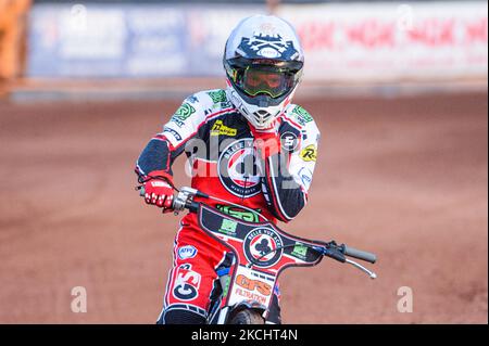 Dan Bewley passt seinen Helm an, während er am 26.. Juli 2021 beim SGB Premiership-Spiel zwischen Wolverhampton Wolves und Belle Vue Aces im Ladbroke Stadium, Wolverhampton, England, gegen den Start von Heat 6 fährt. (Foto von Ian Charles/MI News/NurPhoto) Stockfoto