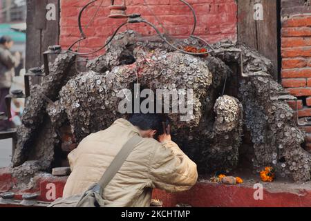 Am 06. Dezember 2012 betet der Mensch in Kathmandu, Nepal, zum Zahnschmerzgottes, um seine Zahnschmerzen zu lindern. Nachdem er mit einer Münze einen Nagel in den Schrein geschlagen und Gebete dargebracht hat, soll der Zahnschmerz-Gott Zahnschmerzen lindern. (Foto von Creative Touch Imaging Ltd./NurPhoto) Stockfoto