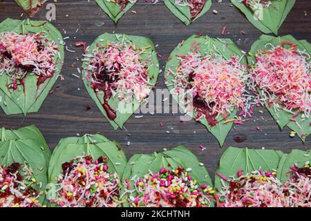Paan stellte sich auf einem paan-Stand in Toronto, Ontario, Kanada, vor und war bereit für Kunden. Paan wird gekaut, um den Atem zu versüßen und die Lippen und die Zunge zu färben und auch ein wenig narkotisches Vergnügen zu haben. Normalerweise wird paan mit Limettenpaste und Areca- oder Betelnuss gekaut. Viele essen paan, die es mit zusätzlichen Elementen wie Koriandersamen, Zimt, Kardamomen und vielfachen aromatisierten Stäuben vermischt. (Foto von Creative Touch Imaging Ltd./NurPhoto) Stockfoto