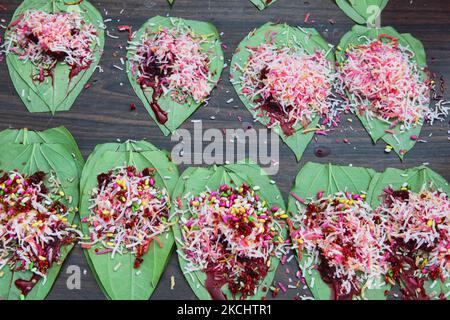 Paan stellte sich auf einem paan-Stand in Toronto, Ontario, Kanada, vor und war bereit für Kunden. Paan wird gekaut, um den Atem zu versüßen und die Lippen und die Zunge zu färben und auch ein wenig narkotisches Vergnügen zu haben. Normalerweise wird paan mit Limettenpaste und Areca- oder Betelnuss gekaut. Viele essen paan, die es mit zusätzlichen Elementen wie Koriandersamen, Zimt, Kardamomen und vielfachen aromatisierten Stäuben vermischt. (Foto von Creative Touch Imaging Ltd./NurPhoto) Stockfoto