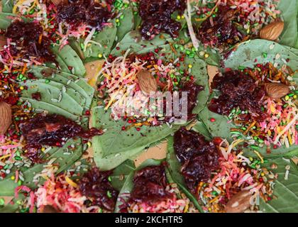 Frisch zubereiteter süßer paan mit kandierten Früchten und mehrfarbigen, gesüßten, zuckerartigen Fenchelsamen auf Betel-Blättern in Toronto, Ontario, Kanada, am 03. August 2009. (Foto von Creative Touch Imaging Ltd./NurPhoto) Stockfoto