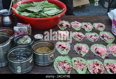 Paan und verschiedene Zutaten an einem paan-Stand in Toronto, Ontario, Kanada. Paan wird gekaut, um den Atem zu versüßen und die Lippen und die Zunge zu färben und auch ein wenig narkotisches Vergnügen zu haben. Normalerweise wird paan mit Limettenpaste und Areca- oder Betelnuss gekaut. Viele essen paan, die es mit zusätzlichen Elementen wie Koriandersamen, Zimt, Kardamomen und vielfachen aromatisierten Stäuben vermischt. (Foto von Creative Touch Imaging Ltd./NurPhoto) Stockfoto