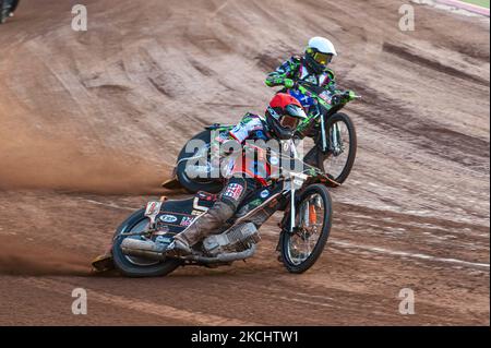 Jack Smith (Rot) führt Richard Andrews (Blau) während des Spiels der National Development League zwischen Belle Vue Colts und Eastbourne Seagulls am Freitag, dem 23.. Juli 2021, im National Speedway Stadium in Manchester an. (Foto von Ian Charles/MI News/NurPhoto) Stockfoto