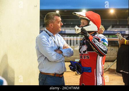 Adrian Smith, CEO von Belle Vue (links), chattet mit Paul Bowen während des Spiels der National Development League zwischen Belle Vue Colts und Eastbourne Seagulls am Freitag, dem 23.. Juli 2021, im National Speedway Stadium in Manchester. (Foto von Ian Charles/MI News/NurPhoto) Stockfoto