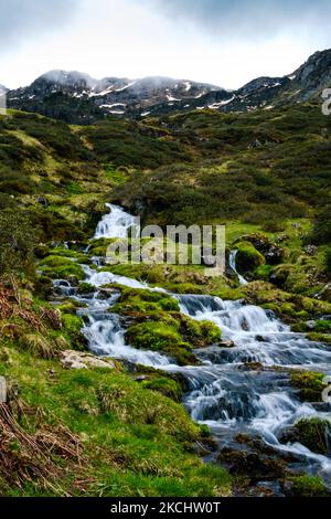 Wasserfall auf dem Wanderweg zum Ayes-See in den französischen Pyrenäen an einem bewölkten Tag Stockfoto