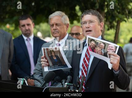 thomas massie hält am 27.. Juli 2021 eine Pressekonferenz über ihre Einreichung einer Klage wegen Maskenstrafen im Kongress in Washington D.C. ab. (Foto von Zach Roberts/NurPhoto) Stockfoto
