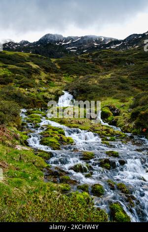 Wasserfall auf dem Wanderweg zum Ayes-See in den französischen Pyrenäen an einem bewölkten Tag Stockfoto