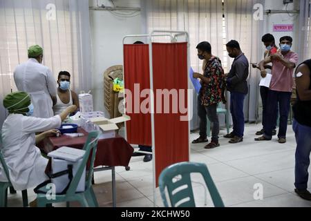 Wanderarbeitnehmer erhalten am 27. Juli 2021 in Dhaka, Bangladesch, Dosen des Impfstoffs Moderna gegen das Coronavirus Covid-19. (Foto von Syed Mahamudur Rahman/NurPhoto) Stockfoto