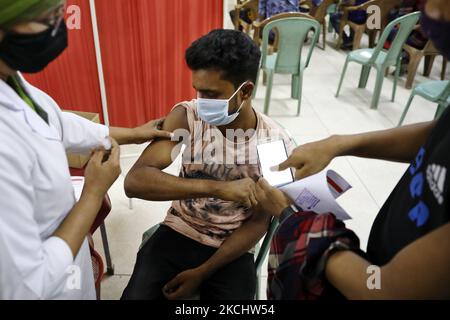 Eine Wanderarbeiterin erhält am 27. Juli 2021 in Dhaka, Bangladesch, eine Dosis des Impfstoffs Moderna gegen das Coronavirus Covid-19. (Foto von Syed Mahamudur Rahman/NurPhoto) Stockfoto