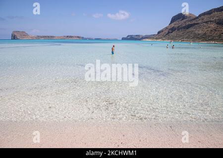 Der rosafarbene Sand des Balos Beach, die unglaubliche Lagune, mit dem Pool wie türkisblaues exotisches und tropisches Wasser des Mittelmeers, liegt in der Region Chania auf der Insel Kreta. Balos ist einer der meistbesuchten Strände Kretas und beliebt bei Besuchern auf der ganzen Welt. Kristallklares Wasser, die Lagune, felsige steile Berge, eine Strandbar mit Sonnenschirmen und Schatten mit Getränken und eine Pirateninsel befinden sich in derselben Region, die mit einem 20-minütigen Trek oder Boot erreichbar ist. Griechenland versucht, seinen Tourismus anzukurbeln und Privilegien für Impfungen gegen die Coronavirus-Pandemie Covid-19 zu gewähren Stockfoto