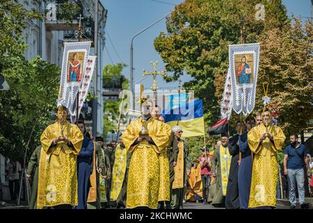 Priester mit religiösen Transparenten marschieren während der Feierlichkeiten zum Tag der Taufe der Kiewer Rus durch die Straßen von Kiew. Die Taufe der Kiewer Rus ist eine traditionelle Erinnerung an die Christianisierung einer alten slawischen Föderation vom Ende des 9.. Bis zur Mitte des 13.. Jahrhunderts. Am 28. Juli 2021 in Kiew, Ukraine. (Foto von Celestino Arce/NurPhoto) Stockfoto