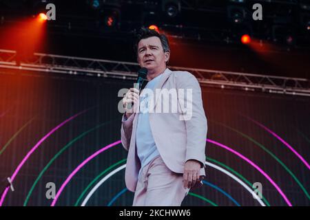 Rick Astley tritt beim Latitude Festival 2021 auf, dem ersten großen britischen Festival seit Beginn der Coronavirus-Pandemie (Foto: Patrick Gunning/NurPhoto) Stockfoto