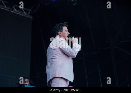 Rick Astley tritt beim Latitude Festival 2021 auf, dem ersten großen britischen Festival seit Beginn der Coronavirus-Pandemie (Foto: Patrick Gunning/NurPhoto) Stockfoto