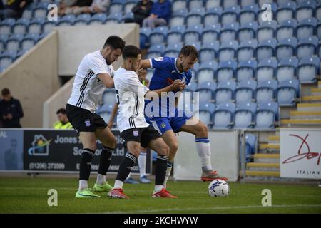 Colchesters Ryan Clampin hält ipswich-Spieler während des Vorsaison-Freundschaftsspiels zwischen Colchester United und Ipswich Town am 27.. Juli 2021 im Weston Homes Community Stadium, Colchester, England, zurück. (Foto von Ben Pooley/MI News/NurPhoto) Stockfoto