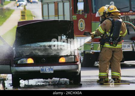Feuerwehrmänner löschen am 13. Oktober 2008 einen Motorbrand eines überhitzten Fahrzeugs in Markham, Ontario, Kanada. (Foto von Creative Touch Imaging Ltd./NurPhoto) Stockfoto