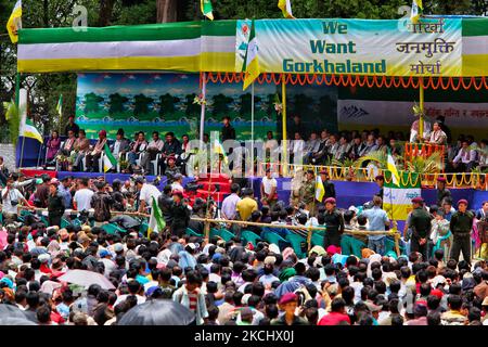 Die politischen Führer der Gorkha Janmukti Morcha-Partei sprechen nach dem Attentat auf Madan Tamang bei einer großen politischen Kundgebung, die während eines hartalen (Generalstreiks), der die gesamte Stadt Darjeeling und die umliegenden Städte, die die gesamte Bergstation in Darjeeling betreffen, zum Stillstand gebracht wurde, eine große Menschenmenge an. Westbengalen, Indien, am 30. Mai 2010. Der Hartal wurde gerufen, nachdem Madan Tamang, Anführer der gemäßigten Gruppe Akhil Bharatiya Gorkha League (ABGL), am 21. Mai 2010 in Darjeeling von Gorkha Janmukti Morcha (GJM)-Anhängern erstochen wurde, was zu einem spontanen Shu führte Stockfoto