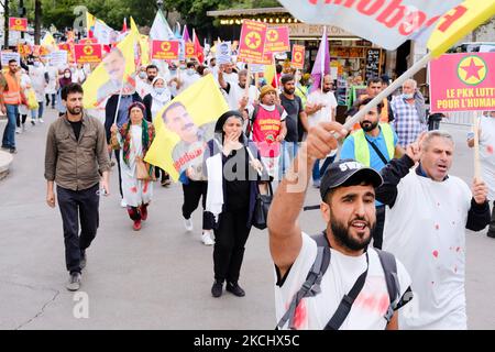 Kurdische Demonstranten zur Verteidigung der PKK in Paris, Frankreich, am 28. Juli 2021. Kurden aus ganz Europa versammelten sich auf dem Trocadero, auf dem Menschenrechtsplatz in Paris, um ein Ende der türkischen militärischen Aggression in Syrisch- und Irakisch-Kurdistan und zur Unterstützung der PKK zu fordern. (Foto von Vincent Koebel/NurPhoto) Stockfoto