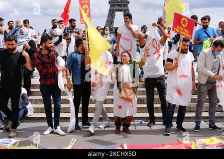 Kurdische Demonstranten vor dem Eiffelturm zur Verteidigung der PKK in Paris, Frankreich, am 28. Juli 2021. Kurden aus ganz Europa versammelten sich auf dem Trocadero, auf dem Menschenrechtsplatz in Paris, um ein Ende der türkischen militärischen Aggression in Syrisch- und Irakisch-Kurdistan und zur Unterstützung der PKK zu fordern. (Foto von Vincent Koebel/NurPhoto) Stockfoto