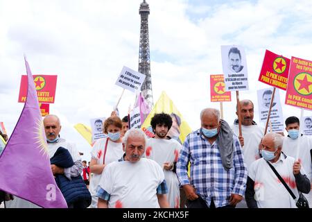 Kurdische Demonstranten vor dem Eiffelturm zur Verteidigung der PKK in Paris, Frankreich, am 28. Juli 2021. Kurden aus ganz Europa versammelten sich auf dem Trocadero, auf dem Menschenrechtsplatz in Paris, um ein Ende der türkischen militärischen Aggression in Syrisch- und Irakisch-Kurdistan und zur Unterstützung der PKK zu fordern. (Foto von Vincent Koebel/NurPhoto) Stockfoto