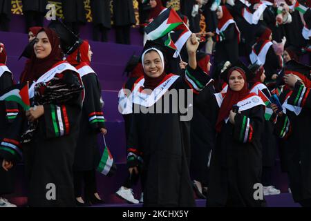 Palästinensische Studentinnen nehmen am 28. Juli 2021 an ihrer Abschlussfeier an der palästinensischen Universität in der Stadt Al-Zahra im Zentrum des Gazastreifens Teil. (Foto von Majdi Fathi/NurPhoto) Stockfoto