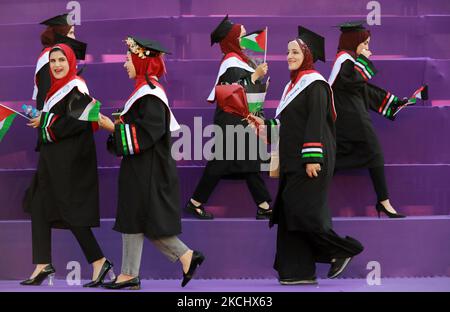 Palästinensische Studentinnen nehmen am 28. Juli 2021 an ihrer Abschlussfeier an der palästinensischen Universität in der Stadt Al-Zahra im Zentrum des Gazastreifens Teil. (Foto von Majdi Fathi/NurPhoto) Stockfoto