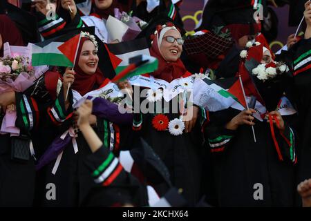 Palästinensische Studentinnen nehmen am 28. Juli 2021 an ihrer Abschlussfeier an der palästinensischen Universität in der Stadt Al-Zahra im Zentrum des Gazastreifens Teil. (Foto von Majdi Fathi/NurPhoto) Stockfoto