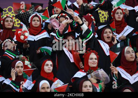 Palästinensische Studentinnen nehmen am 28. Juli 2021 an ihrer Abschlussfeier an der palästinensischen Universität in der Stadt Al-Zahra im Zentrum des Gazastreifens Teil. (Foto von Majdi Fathi/NurPhoto) Stockfoto