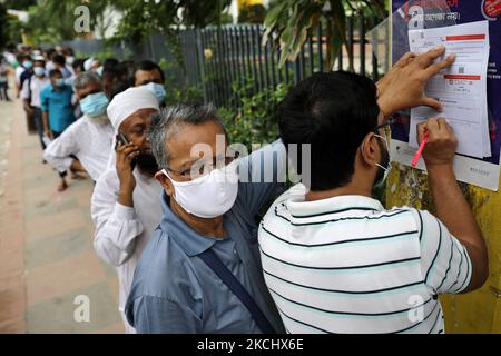 In einem Krankenhaus in Dhaka, Bangladesch, wartet man am 28. Juli 2021 in einer Warteschlange auf den Impfstoff COVID-19. (Foto von Syed Mahamudur Rahman/NurPhoto) Stockfoto