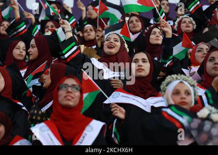 Palästinensische Studentinnen nehmen am 28. Juli 2021 an ihrer Abschlussfeier an der palästinensischen Universität in der Stadt Al-Zahra im Zentrum des Gazastreifens Teil. (Foto von Majdi Fathi/NurPhoto) Stockfoto