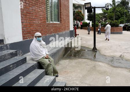 Eine Frau wartet auf einen Covid-19-Abstrichtestbericht auf einem Krankenhausgelände in Dhaka, Bangladesch, am 28. Juli 2021. (Foto von Syed Mahamudur Rahman/NurPhoto) Stockfoto