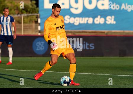 Der Torhüter des FC Porto Diogo Costa ist am 28. Juli 2021 im Bela Vista-Stadion in Lagoa, Portugal, bei einem internationalen, clubfreundlichen Fußballspiel zwischen AS Roma und FC Porto in Aktion. (Foto von Pedro FiÃºza/NurPhoto) Stockfoto