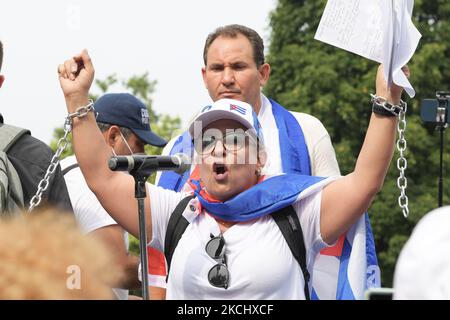 Hunderte kubaner im ganzen Land versammeln sich im Lafayette Park, um Präsident Biden zu bitten, humanitäre Hilfe und militärische Intervention in Kuba zu leisten, während einer Kundgebung über die Freiheit für Kuba heute am 26. Juli 2021 vor dem Weißen Haus in Washington DC, USA. (Foto von Lenin Nolly/NurPhoto) Stockfoto