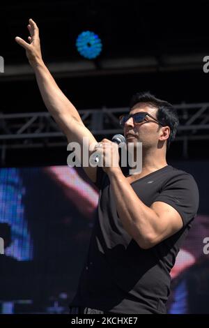 Bollywood-Superstar Akshay Kumar spielt einen Song aus seinem Film auf der Premierenparty für den indo-kanadischen Bollywood-Film (Speedy Singhs) während des Toronto International Film Festival (TIFF) 2011, das am 11. September 2011 von der Stadt Brampton, Ontario, Kanada, veranstaltet wird. Bei der Premiere nahmen mehrere Bollywood-Stars und Punjabi-Musiker Teil, die die Veranstaltung mit einem festlichen indischen Flair starteten. (Foto von Creative Touch Imaging Ltd./NurPhoto) Stockfoto