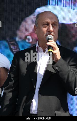 Bollywood-Schauspieler Anupam Kher während der Premierenparty für den indo-kanadischen Bollywood-Film (Speedy Singhs) während des Toronto International Film Festival (TIFF) 2011, das am 11. September 2011 von der Stadt Brampton, Ontario, Kanada, veranstaltet wurde. Bei der Premiere nahmen mehrere Bollywood-Stars und Punjabi-Musiker Teil, die die Veranstaltung mit einem festlichen indischen Flair starteten. (Foto von Creative Touch Imaging Ltd./NurPhoto) Stockfoto