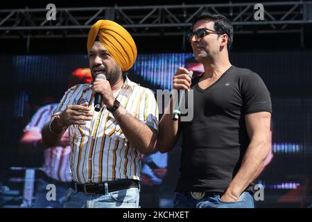 Punjabi-Komiker und Schauspieler Gurpreet Ghuggi (links) mit Bollywood-Superstar Akshay Kumar (rechts) bei der Premiere des indokanadischen Bollywood-Films (Speedy Singhs) während des Toronto International Film Festival (TIFF) 2011, das am 11. September 2011 von der Stadt Brampton, Ontario, Kanada, veranstaltet wurde. Bei der Premiere nahmen mehrere Bollywood-Stars und Punjabi-Musiker Teil, die die Veranstaltung mit einem festlichen indischen Flair starteten. (Foto von Creative Touch Imaging Ltd./NurPhoto) Stockfoto