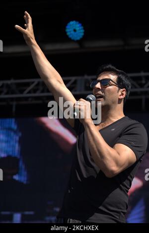 Bollywood-Superstar Akshay Kumar spielt einen Song aus seinem Film auf der Premierenparty für den indo-kanadischen Bollywood-Film (Speedy Singhs) während des Toronto International Film Festival (TIFF) 2011, das am 11. September 2011 von der Stadt Brampton, Ontario, Kanada, veranstaltet wird. Bei der Premiere nahmen mehrere Bollywood-Stars und Punjabi-Musiker Teil, die die Veranstaltung mit einem festlichen indischen Flair starteten. (Foto von Creative Touch Imaging Ltd./NurPhoto) Stockfoto