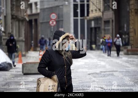 Menschen gehen am 29. Juli 2021 an einem kalten Tag in Sao Paulo, Brasilien, zu Fuß. (Foto von Cris FAGA/NurPhoto) Stockfoto