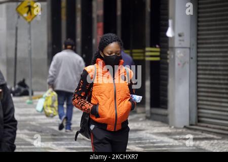 Menschen gehen am 29. Juli 2021 an einem kalten Tag in Sao Paulo, Brasilien, zu Fuß. (Foto von Cris FAGA/NurPhoto) Stockfoto