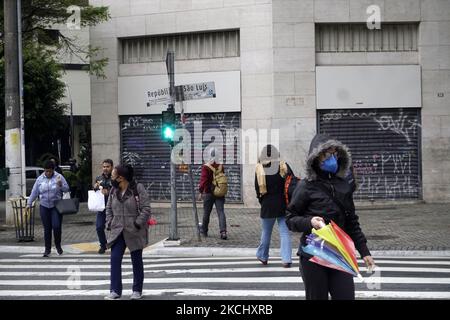 Menschen gehen am 29. Juli 2021 an einem kalten Tag in Sao Paulo, Brasilien, zu Fuß. (Foto von Cris FAGA/NurPhoto) Stockfoto