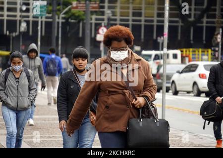 Menschen gehen am 29. Juli 2021 an einem kalten Tag in Sao Paulo, Brasilien, zu Fuß. (Foto von Cris FAGA/NurPhoto) Stockfoto