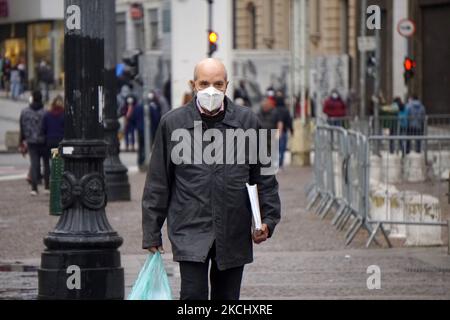 Menschen gehen am 29. Juli 2021 an einem kalten Tag in Sao Paulo, Brasilien, zu Fuß. (Foto von Cris FAGA/NurPhoto) Stockfoto