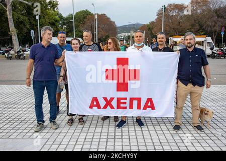 Eine Gruppe von medizinischen und Krankenhausmitarbeitern, die an der Demonstration gegen die obligatorische Impfung teilnahmen. Hunderte von Menschen, weniger als die große vorherige Kundgebung, werden bei der Demonstration gegen den obligatorischen Impfstoff gesehen, die am Mittwoch, dem 28. Juli 2021, in Thessaloniki in Griechenland stattfand. Eine Woche nach dem massiven Protest gegen die obligatorische Impfung wird die Anti-Vaxx-Kampagne fortgesetzt, und eine große Gruppe protestiert auf den Straßen der Stadt Thessaloniki. Der Protest wurde über die sozialen Medien von Anti-Impfgläubigen organisiert. Nach Angaben der Gruppe nahmen mehr als 5000 Menschen Teil, während die Stockfoto