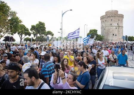 Hunderte von Menschen, weniger als die große vorherige Kundgebung, werden bei der Demonstration gegen den obligatorischen Impfstoff gesehen, die am Mittwoch, dem 28. Juli 2021, in Thessaloniki in Griechenland stattfand. Eine Woche nach dem massiven Protest gegen die obligatorische Impfung wird die Anti-Vaxx-Kampagne fortgesetzt, und eine große Gruppe protestiert auf den Straßen der Stadt Thessaloniki. Der Protest wurde über die sozialen Medien von Anti-Impfgläubigen organisiert. Nach Angaben der Gruppe nahmen mehr als 5000 Personen Teil, während die Polizei inoffiziell leicht etwa 2,000 Personen an der Demonstration schätzte. Wie die Stockfoto