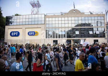 Die Demonstration vor dem öffentlichen Fernsehgebäude ERT3. Hunderte von Menschen, weniger als die große vorherige Kundgebung, werden bei der Demonstration gegen den obligatorischen Impfstoff gesehen, die am Mittwoch, dem 28. Juli 2021, in Thessaloniki in Griechenland stattfand. Eine Woche nach dem massiven Protest gegen die obligatorische Impfung wird die Anti-Vaxx-Kampagne fortgesetzt, und eine große Gruppe protestiert auf den Straßen der Stadt Thessaloniki. Der Protest wurde über die sozialen Medien von Anti-Impfgläubigen organisiert. Nach Angaben der Gruppe nahmen mehr als 5000 Personen Teil, während die Polizei inoffiziell aro leicht schätzte Stockfoto